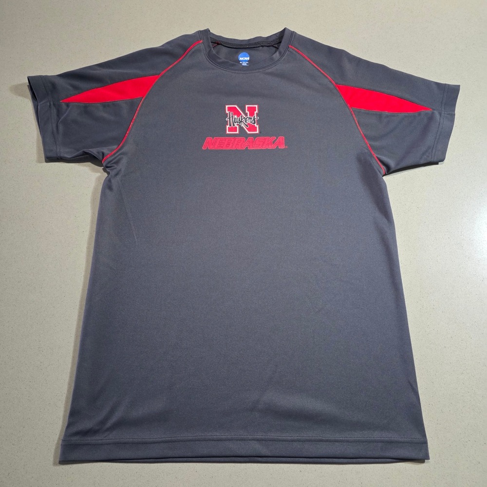 NCAA Nebraska Cornhuskers Men Medium Gray Red Performance T-Shirt Huskers KA Inc